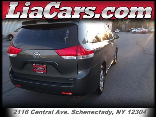 Toyota Sienna 2011 photo 2