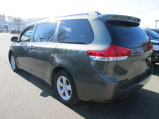 Toyota Sienna 2011 photo 1
