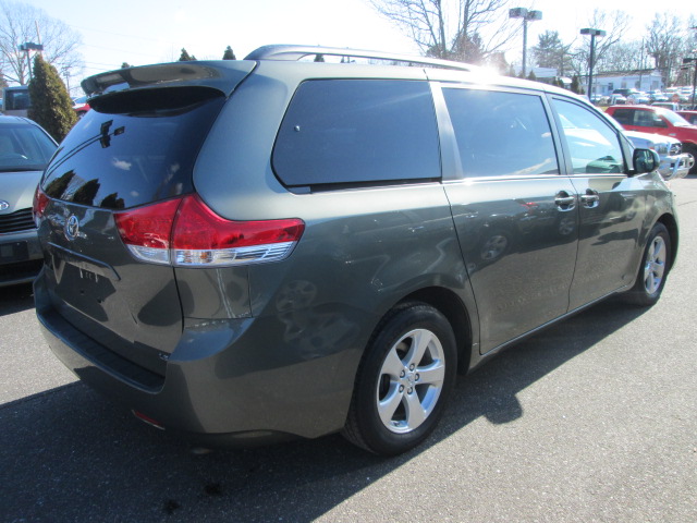 Toyota Sienna 2011 photo 2