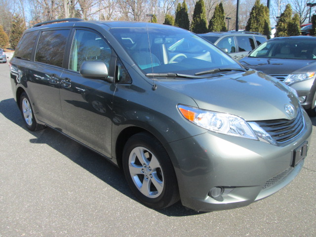 Toyota Sienna 2011 photo 3