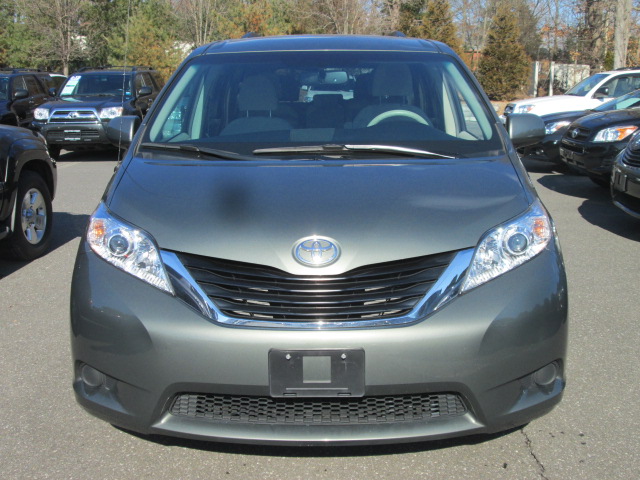 Toyota Sienna 2011 photo 4