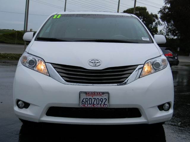 Toyota Sienna 2011 photo 1
