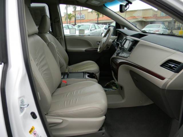 Toyota Sienna 2011 photo 2