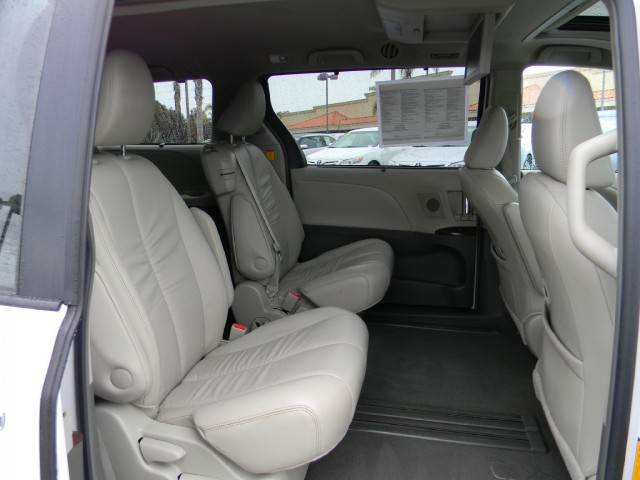 Toyota Sienna 2011 photo 3