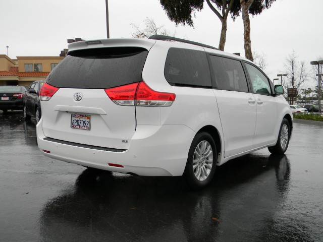 Toyota Sienna 2011 photo 4