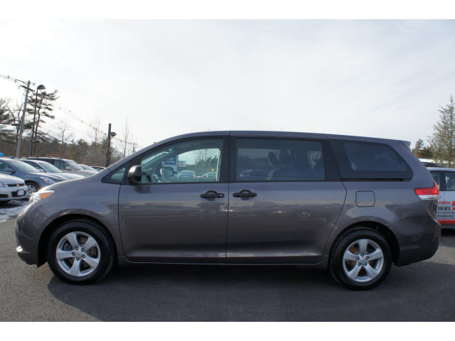 Toyota Sienna 2011 photo 1