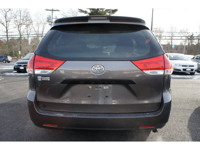 Toyota Sienna 2011 photo 3