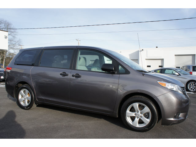 Toyota Sienna 2011 photo 4
