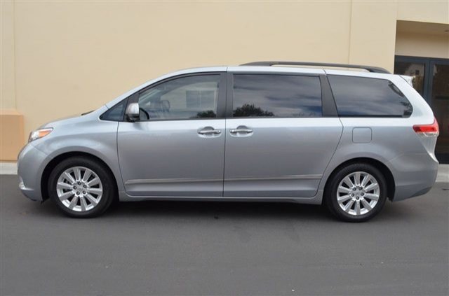 Toyota Sienna 2011 photo 5