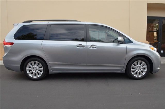 Toyota Sienna 2011 photo 1