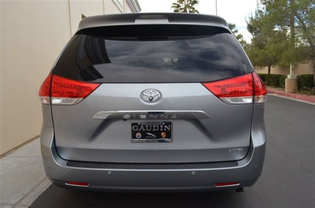 Toyota Sienna 2011 photo 3