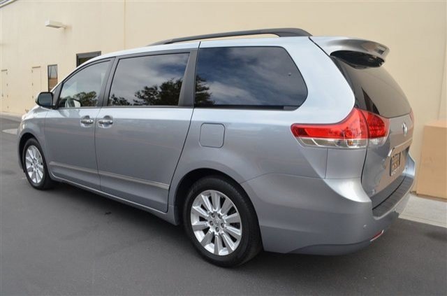 Toyota Sienna 2011 photo 4