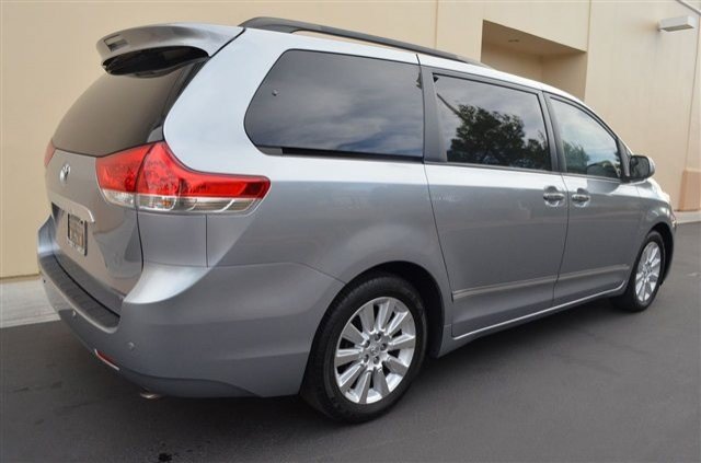 Toyota Sienna 2011 photo 2