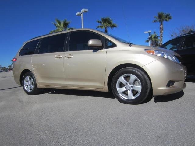 Toyota Sienna 2011 photo 1