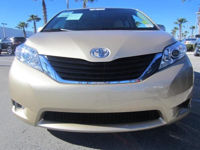 Toyota Sienna 2011 photo 2