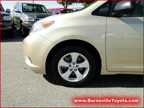 Toyota Sienna 2011 photo 3