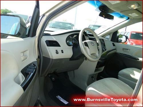 Toyota Sienna 2011 photo 4