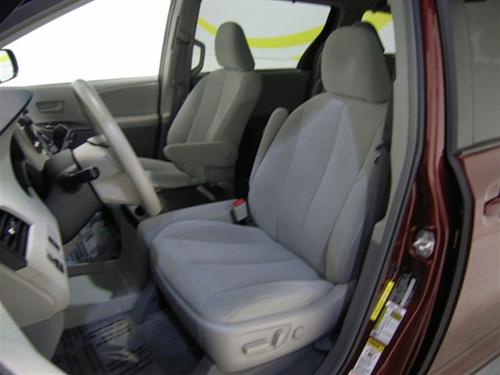 Toyota Sienna 2011 photo 2