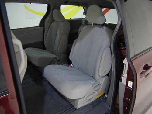 Toyota Sienna 2011 photo 4
