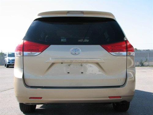 Toyota Sienna 2011 photo 4
