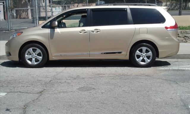 Toyota Sienna 2011 photo 3