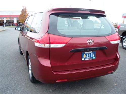Toyota Sienna 2011 photo 2