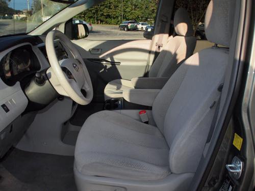 Toyota Sienna 2011 photo 1