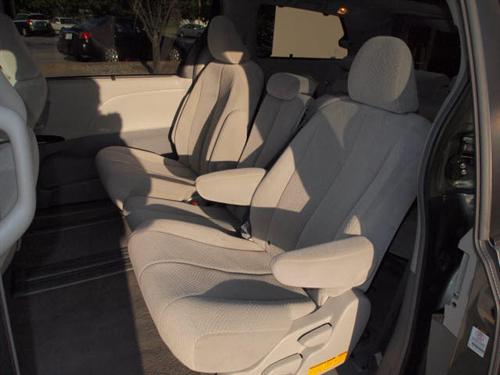 Toyota Sienna 2011 photo 2