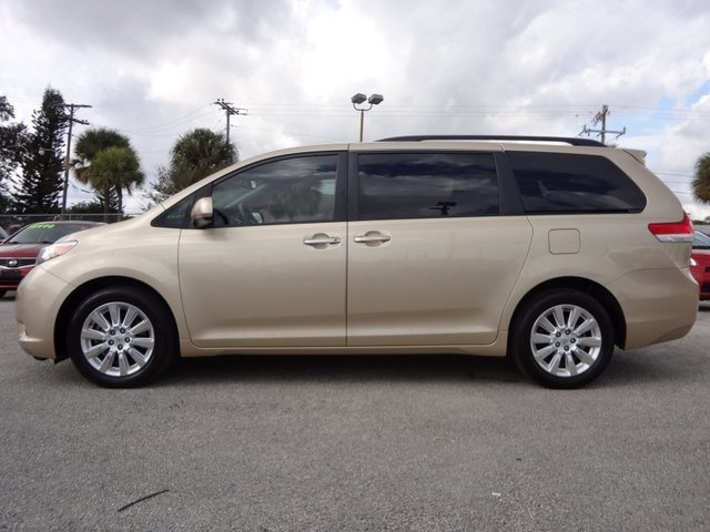 Toyota Sienna 2011 photo 1