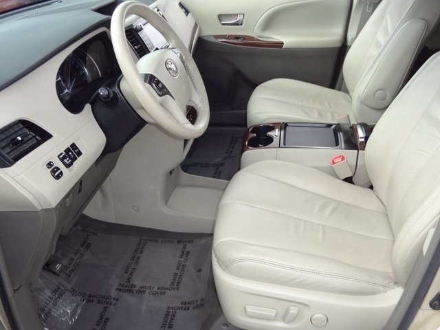 Toyota Sienna 2011 photo 2