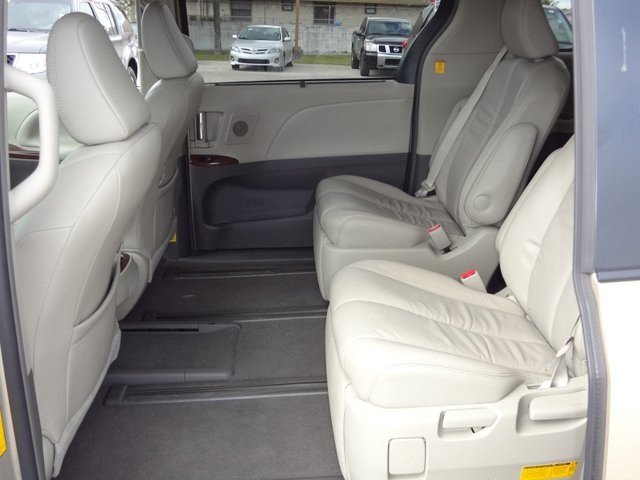 Toyota Sienna 2011 photo 3