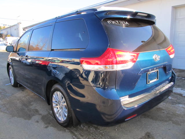 Toyota Sienna 2011 photo 1