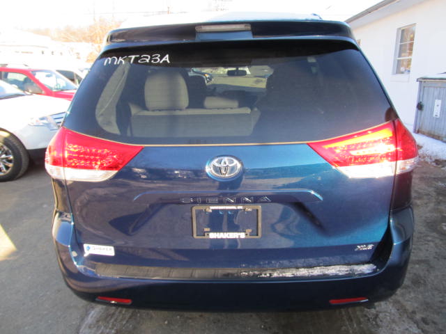 Toyota Sienna 2011 photo 2