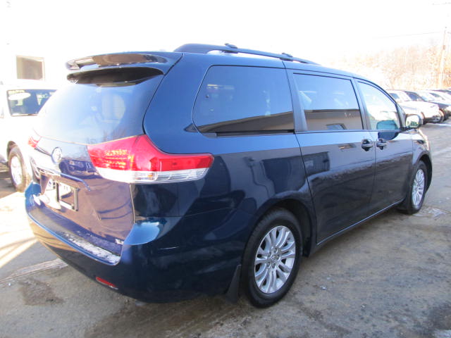 Toyota Sienna 2011 photo 3