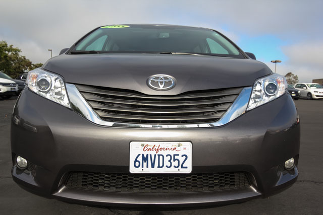 Toyota Sienna 2011 photo 1