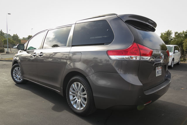 Toyota Sienna 2011 photo 2