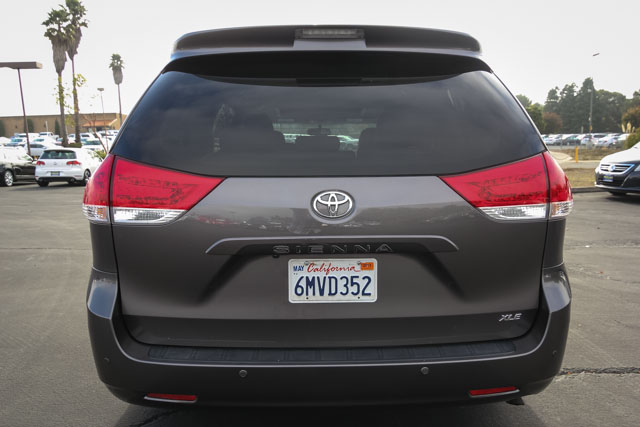 Toyota Sienna 2011 photo 3