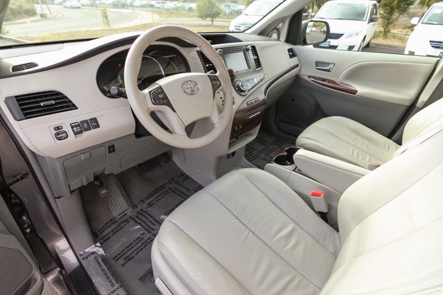 Toyota Sienna 2011 photo 4