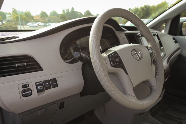 Toyota Sienna 2011 photo 5