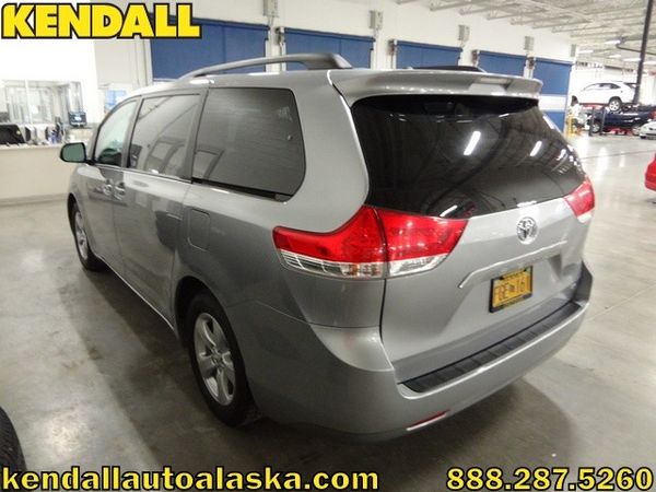 Toyota Sienna 2011 photo 1