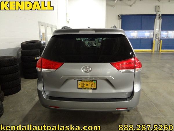 Toyota Sienna 2011 photo 2