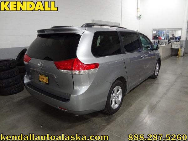 Toyota Sienna 2011 photo 3