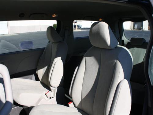 Toyota Sienna 2011 photo 3