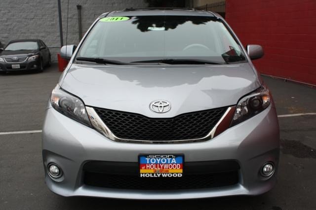 Toyota Sienna 2011 photo 2
