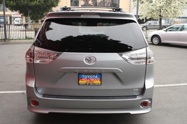 Toyota Sienna 2011 photo 5