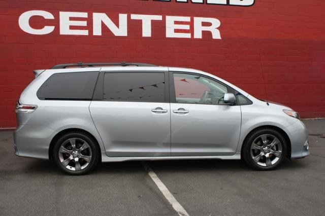 Toyota Sienna 2011 photo 3