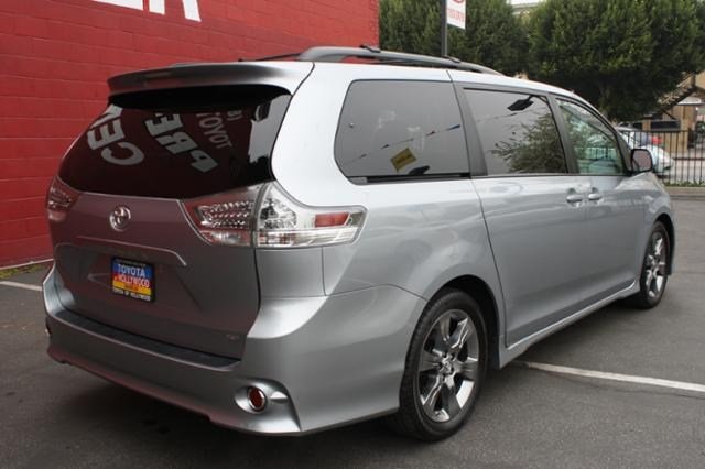 Toyota Sienna 2011 photo 4