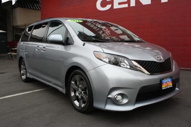 Toyota Sienna 2011 photo 1