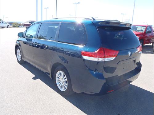 Toyota Sienna 2011 photo 2