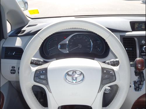 Toyota Sienna 2011 photo 3